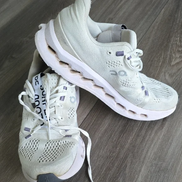 On Running Women's Sneakers in Off-White with Light Purple Accents - Picture 7 of 9